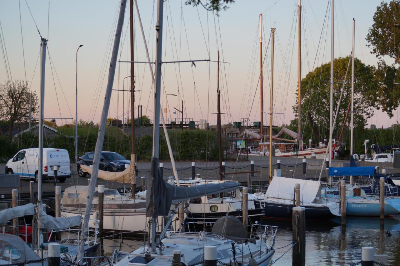 B&B Logeren Bij De Burgemeester Stad aan 't Haringvliet Dış mekan fotoğraf
